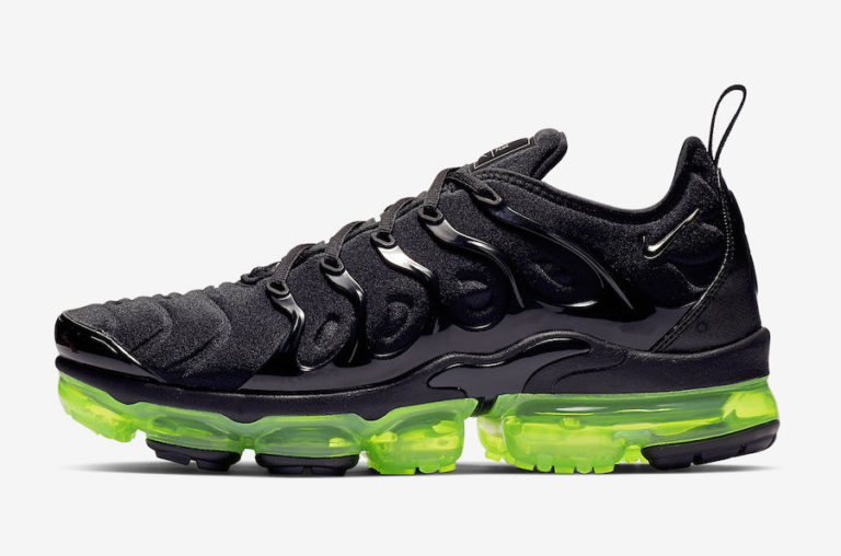 vapormax plus black and white clear bottom